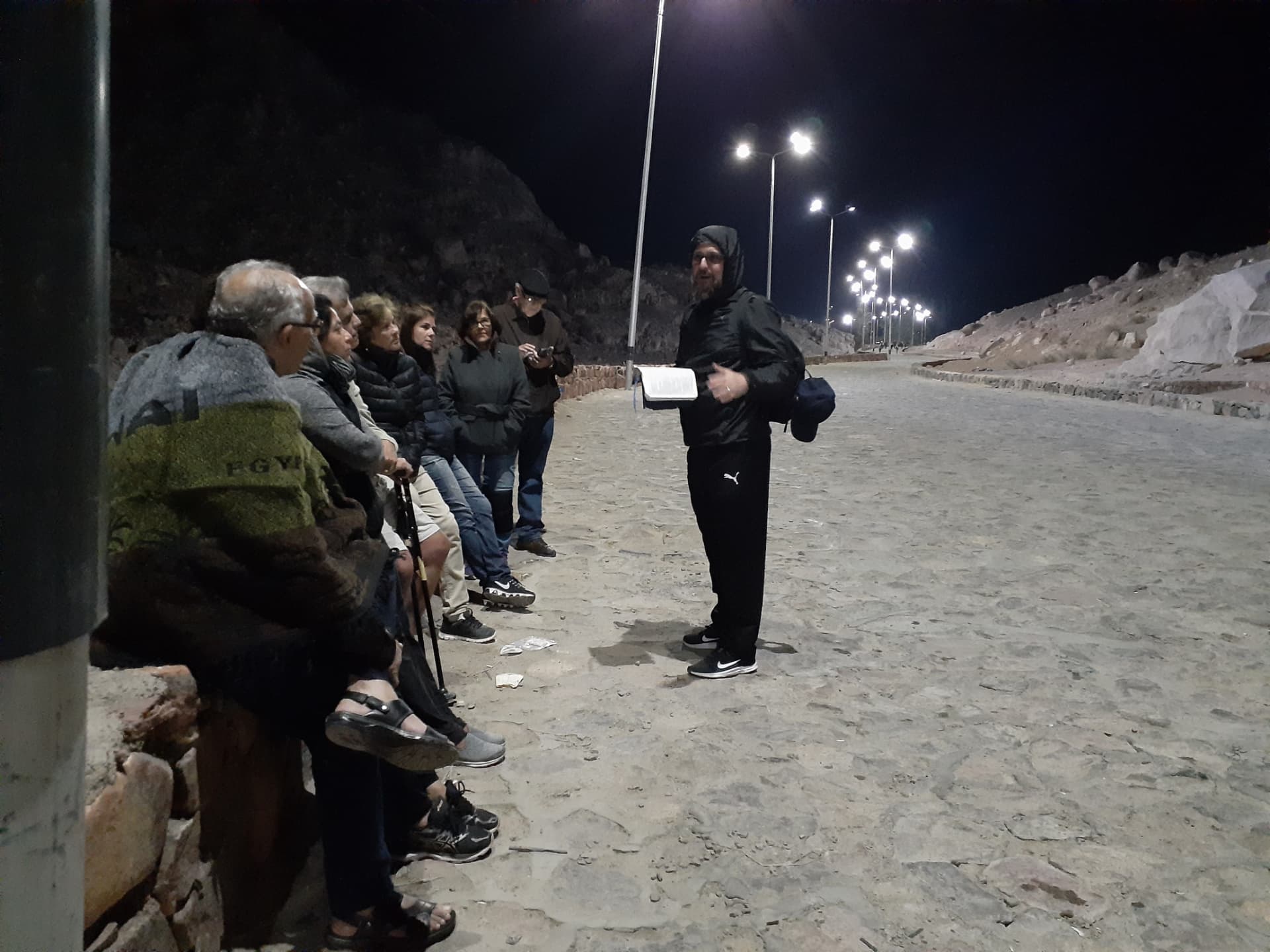 Pregação ao ar livre durante viagem missionária