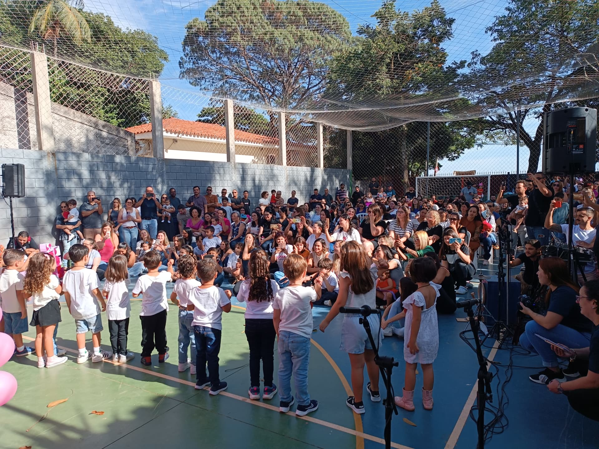 Culto ao ar livre com crianças e famílias
