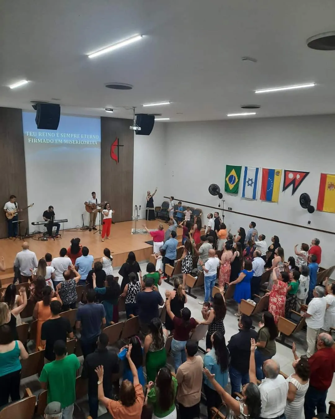 Culto de adoração com a congregação em pé